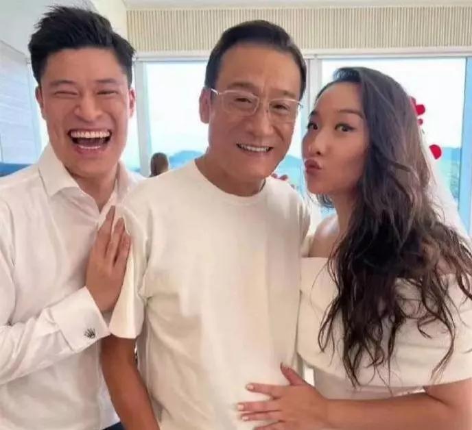 梁家辉女儿大婚，新郎外貌引热议！😃
 
这笑的嘴真大😃梁家辉女儿大婚的消息一