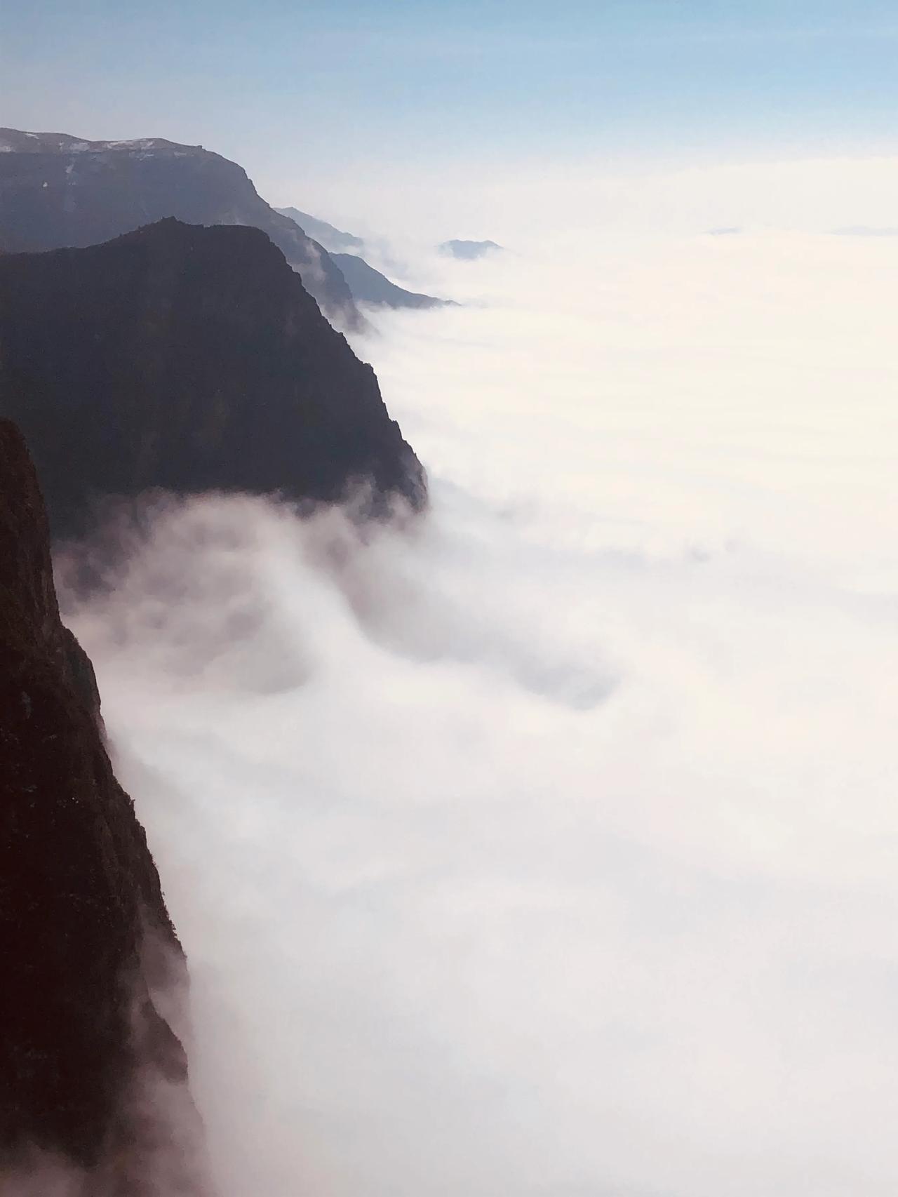 《游大山包》 
朗朗书声犹耳响，
昔日同窗今暮年。
寒风凛冽越雪林，
相约初阳观