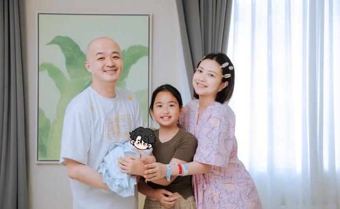 包文婧包贝尔二胎出生恭喜恭喜，这个日子真好，感觉他们一家人好幸福啊，一整个羡慕住