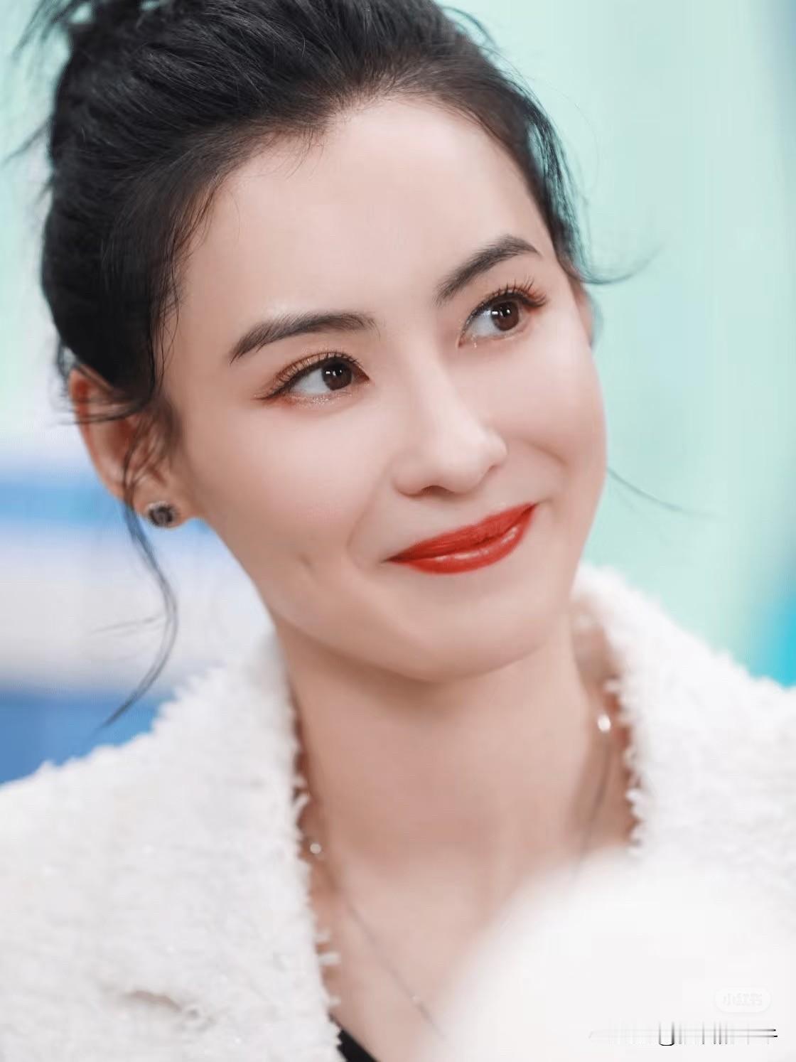 张柏芝这反应也太可爱了，
当她被主持人问要不要生个女儿，
张柏芝说想生，
但是就