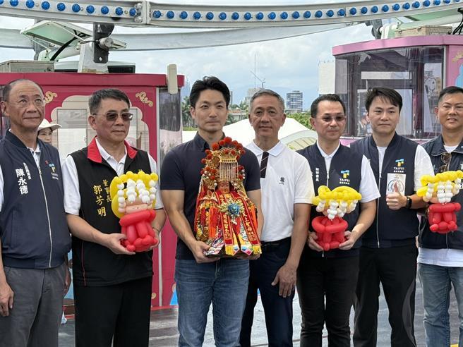 台北市长蒋万安昨日号召全民上凯道“反毒台”，人潮溢过景福门，到场民众超过20万人