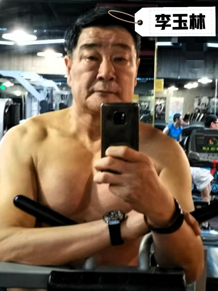 虎父无犬子！你知道篮球名嘴李克的父亲是谁吗？
1、他今年74岁，是内蒙古鄂尔多斯