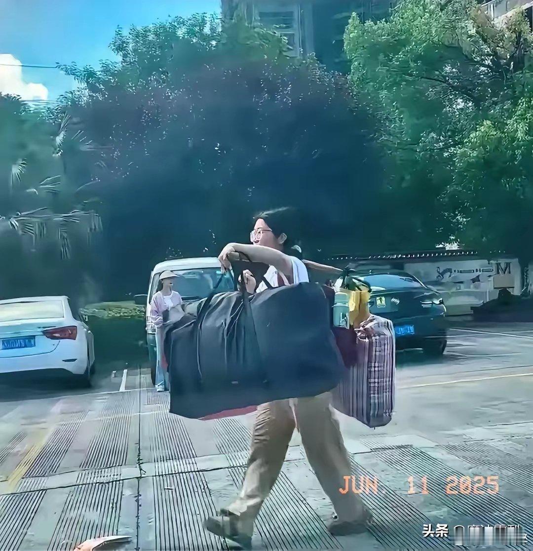 我老公看了“高考女孩高考完自己挑着扁担回家”的视频，说不管这个姑娘将来做什么，一