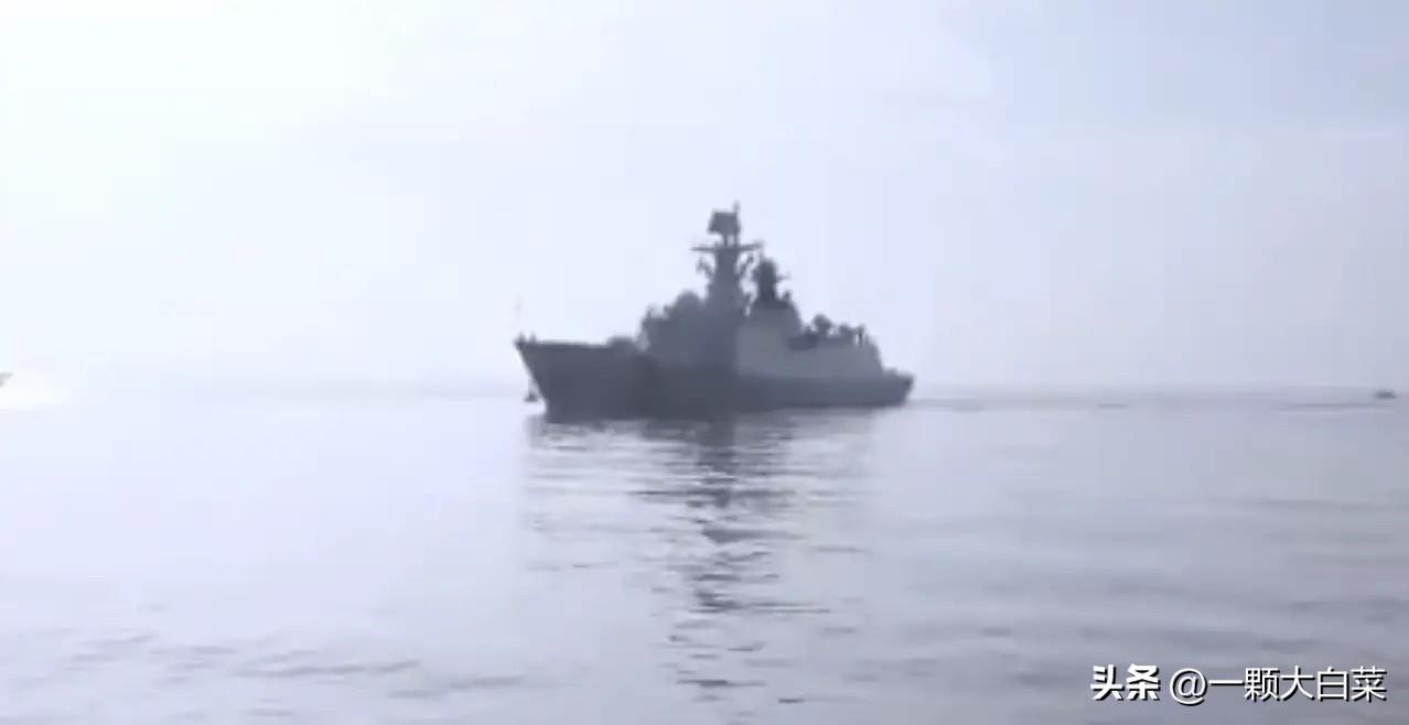中东谈判关键时刻！054A舰驶入卡拉奇港，美：真正的对手来了！

3月25日，一