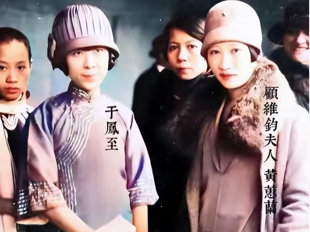 这是拍摄于30年代的一张合影，第一夫人于凤至与远方的珍珠黄蕙兰罕见同框，两人都是