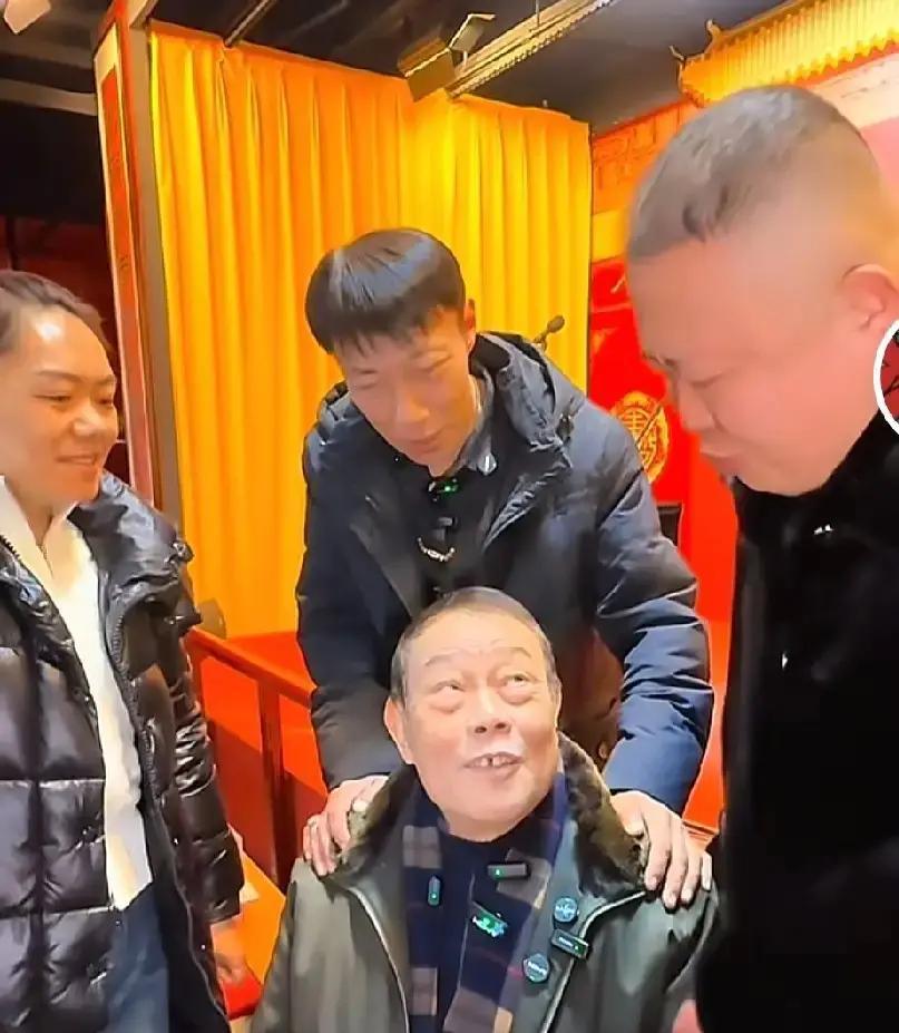 元旦3天赚回一年房租
 
杨威在古文化街连演6场，台下排队的队尾甩到海河边。三家