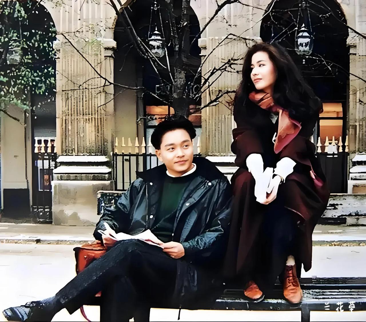 1990年，电影《纵横四海》外景地，法国巴黎，张国荣和钟楚红的合影。
俊男美女，
