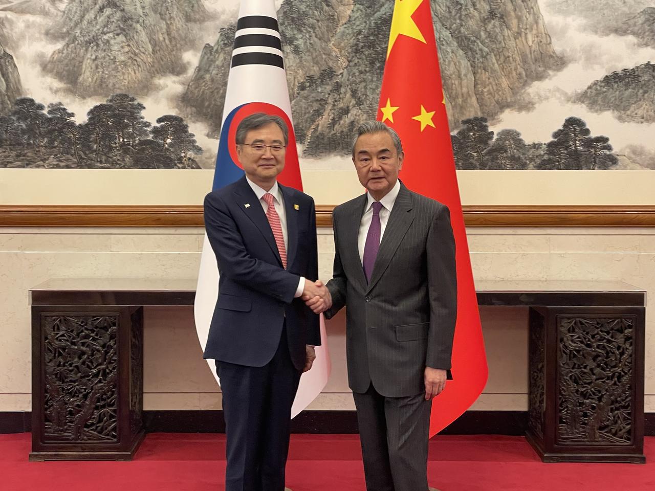 9月17日下午，王外长会见了到访的韩国外长赵显。从照片来看，双方似乎笑容满面，那