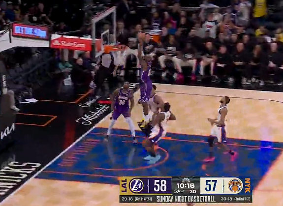 斯马特快攻送出妙传，詹姆斯跟进起飞几乎完成平框空接暴扣