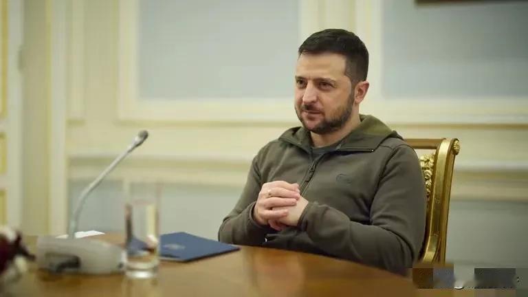 乌克兰实在撑不住了！
近日，泽连斯基公开表示，准备在这个秋季末结束俄乌冲突，并呼