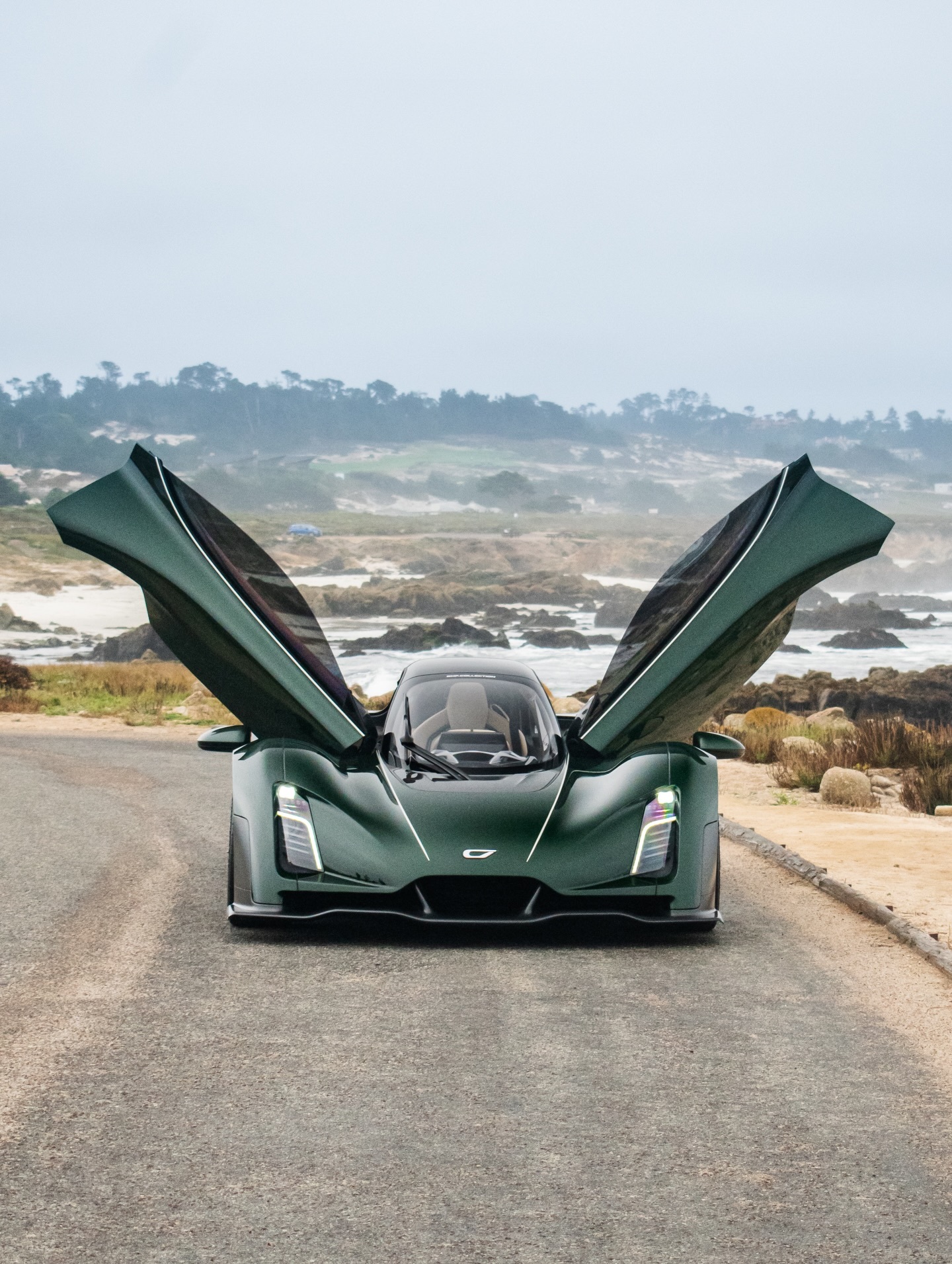 这台非常特别的双座跑车张开翅膀是不是挺抽象啊？甩着长袖子… 你认识这车吗？ 