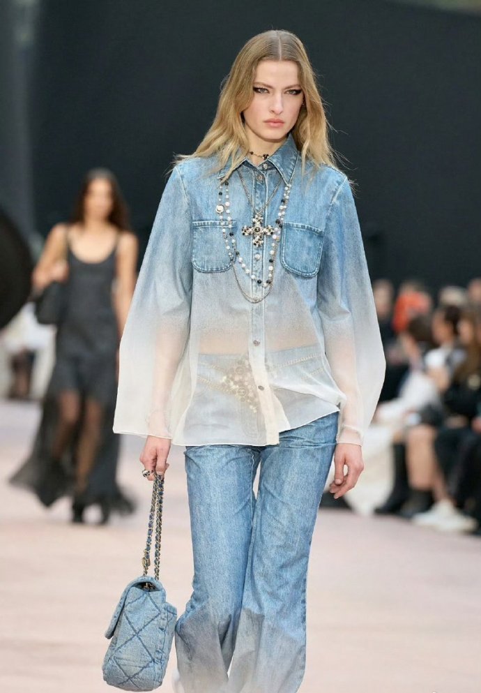 香奈儿这衣服太神奇了吧，上牛仔下纱竟然无缝合痕迹，到底是怎么做到的 