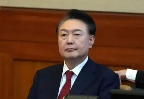 据韩国先驱报报道，前总统尹锡悦在首尔拘留所里不仅没因囚徒身份沉寂，反而展现出惊人