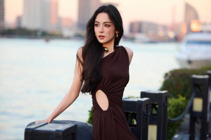 娜扎的单眼皮自带辨识度！高耸眼眶骨和深邃眼窝完美中和了单眼皮的单薄感，五官立体度