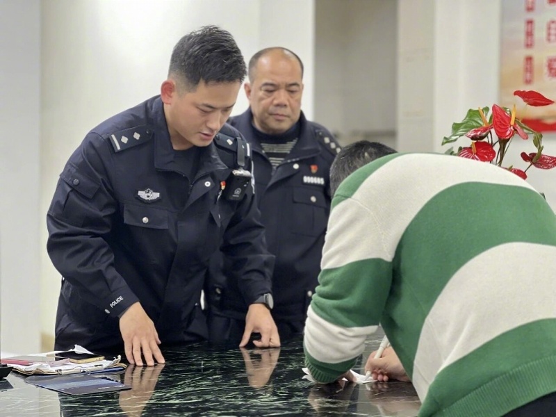 #汕头男子驾车车窗抛物被罚200元#【汕头男子驾车时往窗外抛物！警方对其批评教育