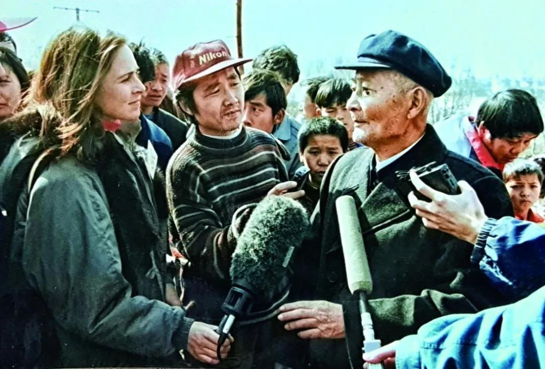 以下这张照片拍摄于1997年1月28日武汉中山舰打捞现场，照片中正在接受外国记者