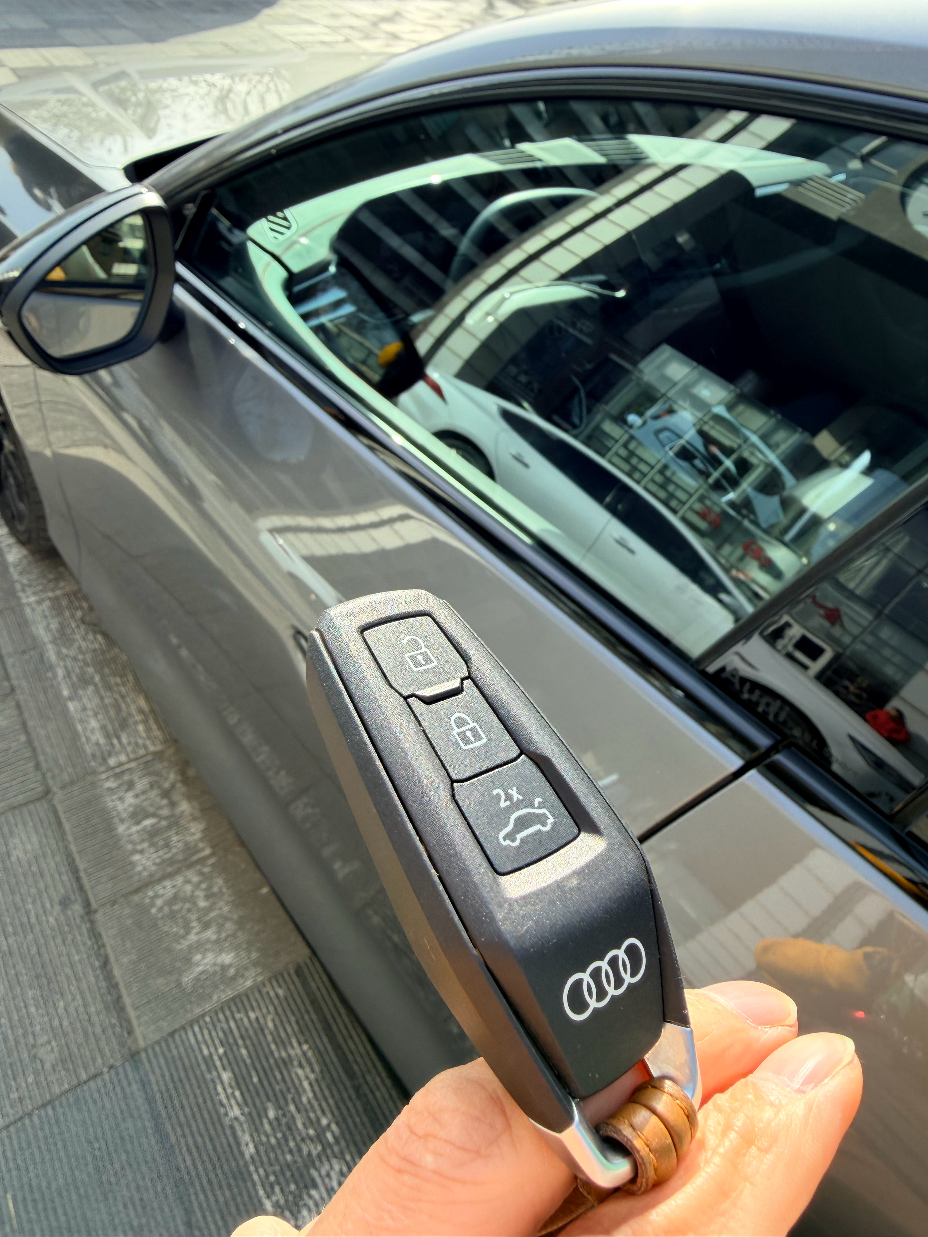 疯狂按 A5L 的锁车键，就是锁不上，猜猜为啥？ 