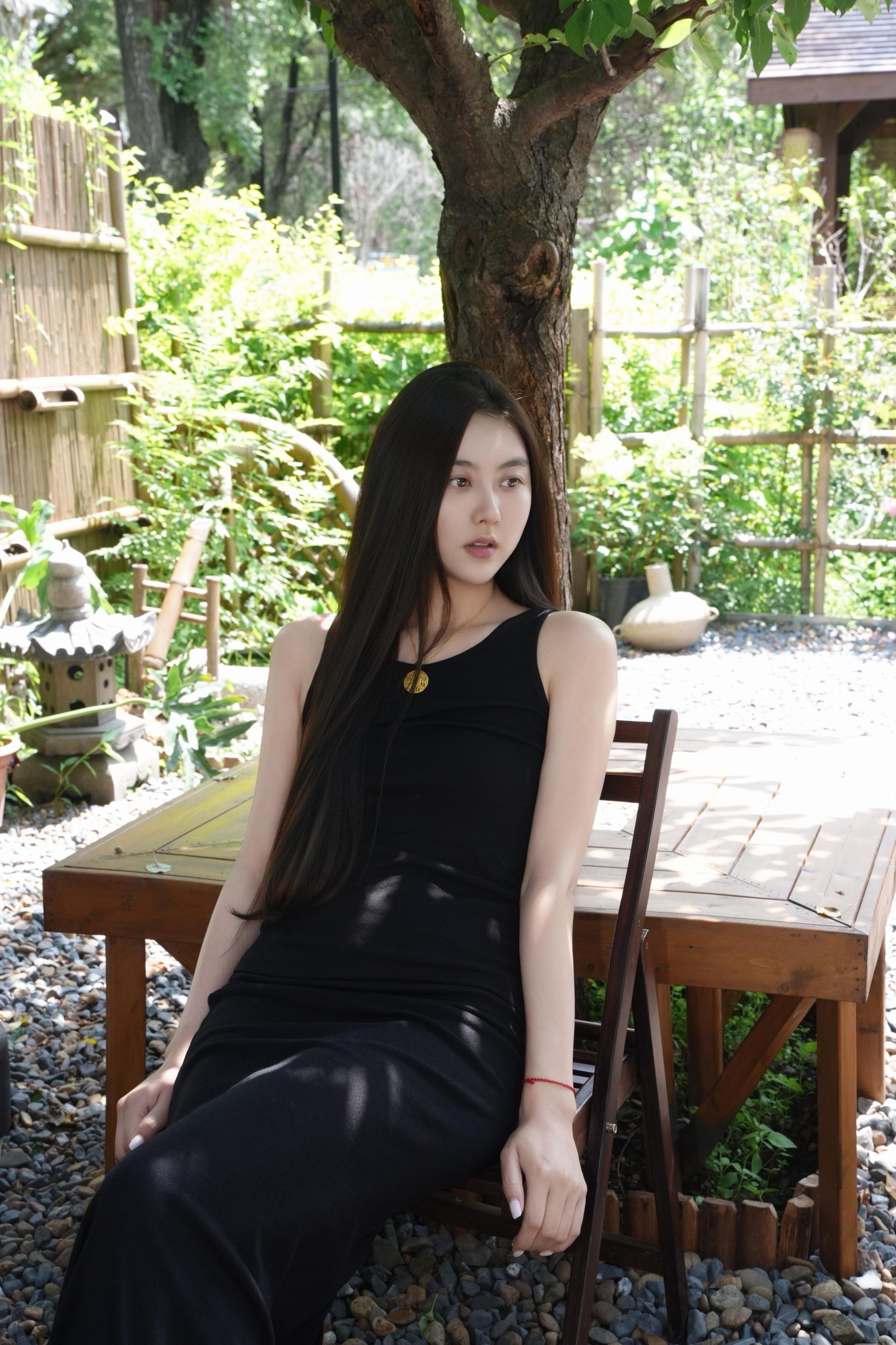 清冷松弛OOTD.极简黑色无袖长裙 利落修身版型，自带沉静氛围感简约黑白调