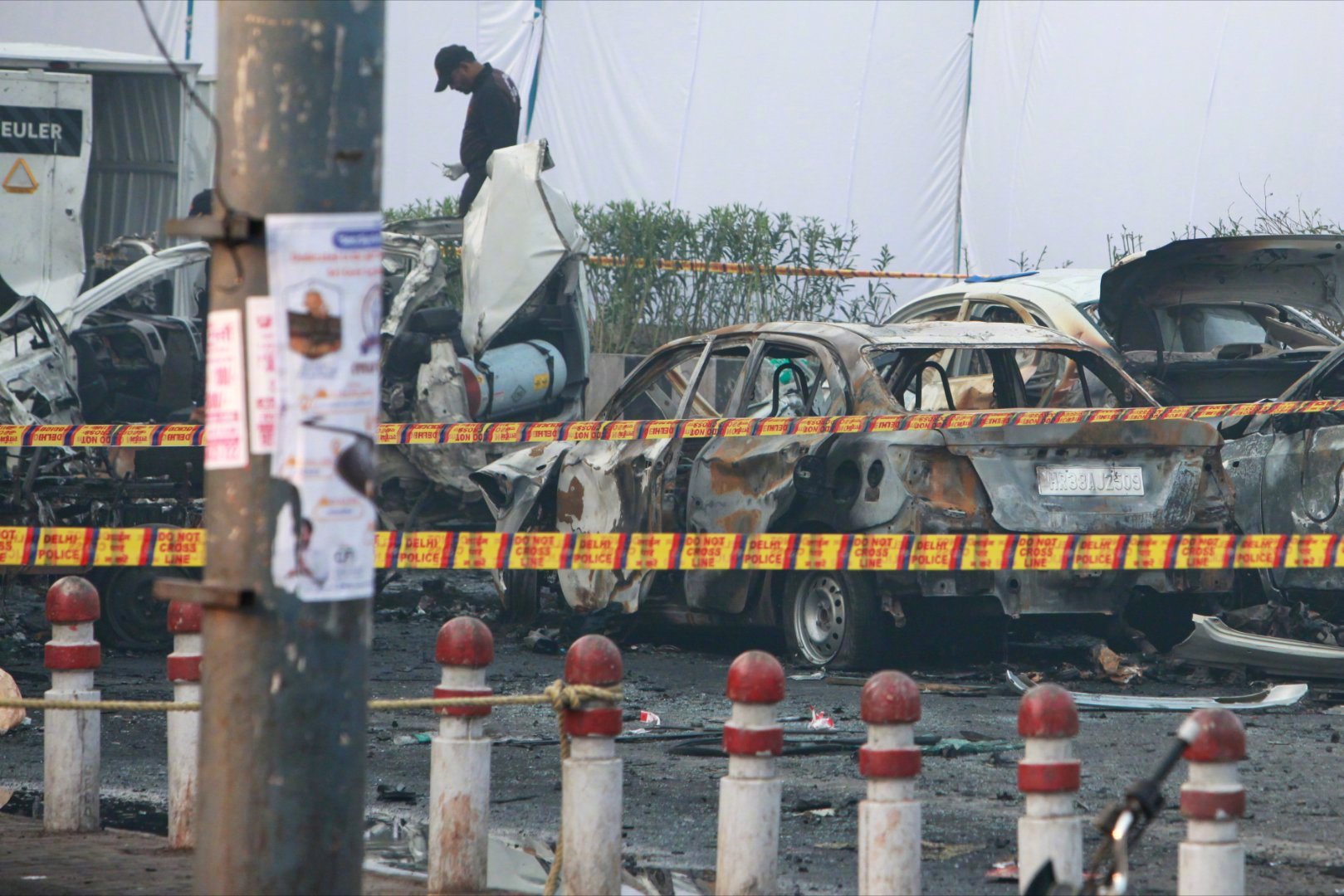  【】印度政府12日举行高级别内阁安全会议并发表声明，谴责首都新德里日前发生的汽