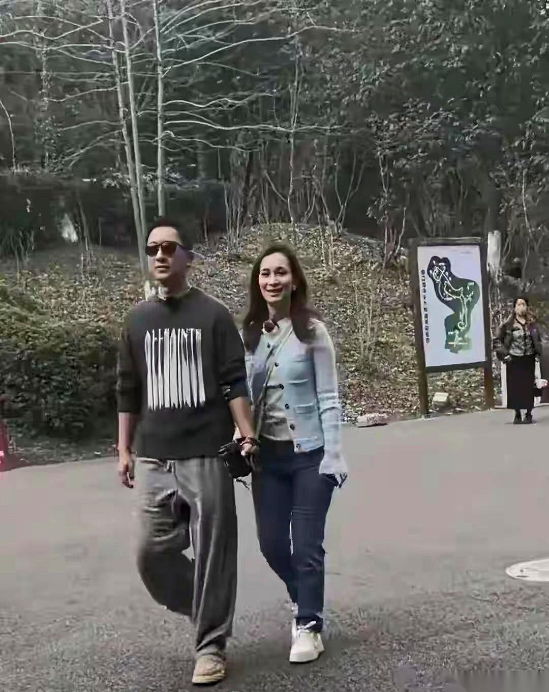 我跟你说，今天撞见那俩人的时候，我脑子里就蹦出四个字：人间清醒。
真的，不是在什