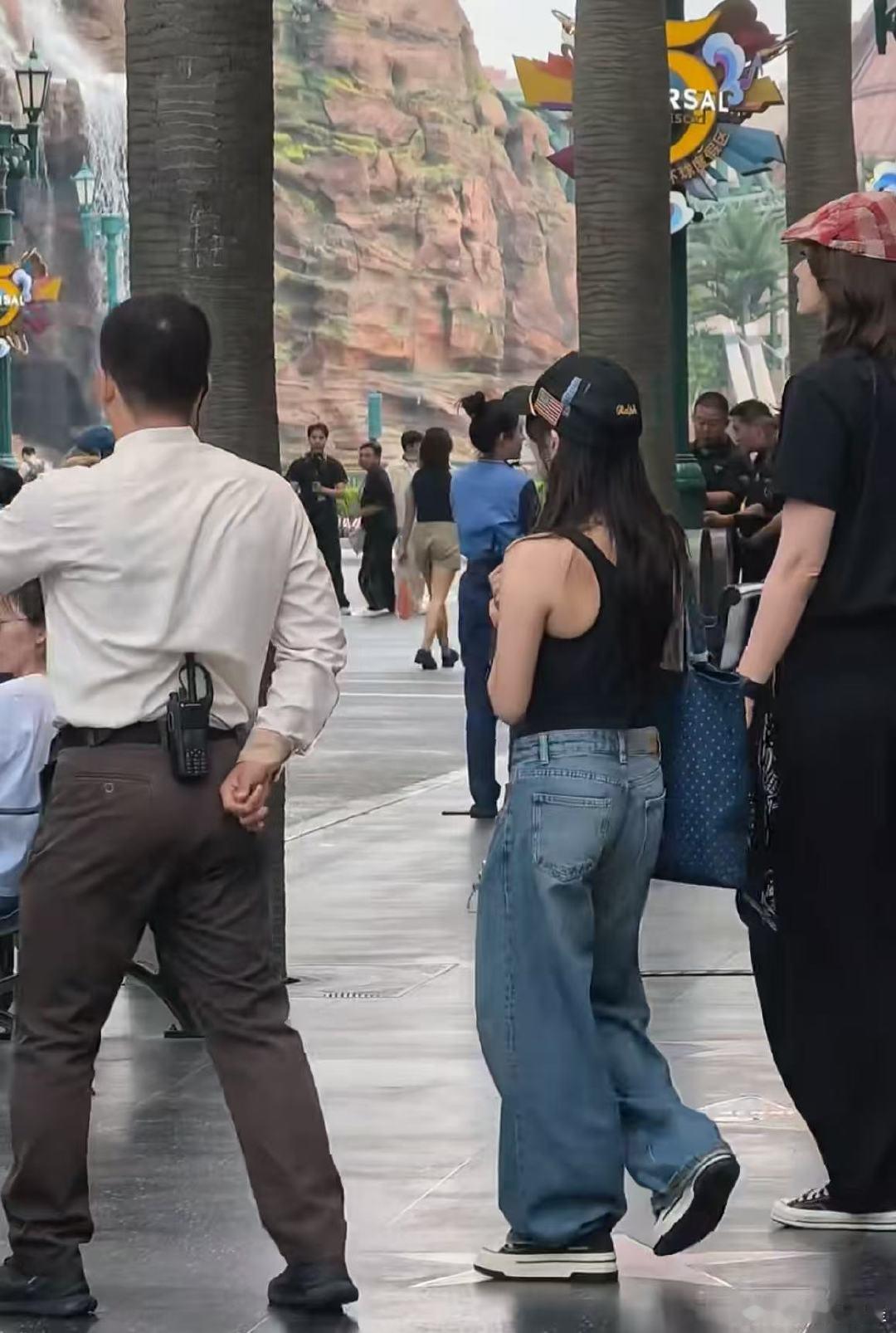 环球影城偶遇vava卡琳娜网友环球影城偶遇vava卡琳娜！网友环球影城偶遇vav