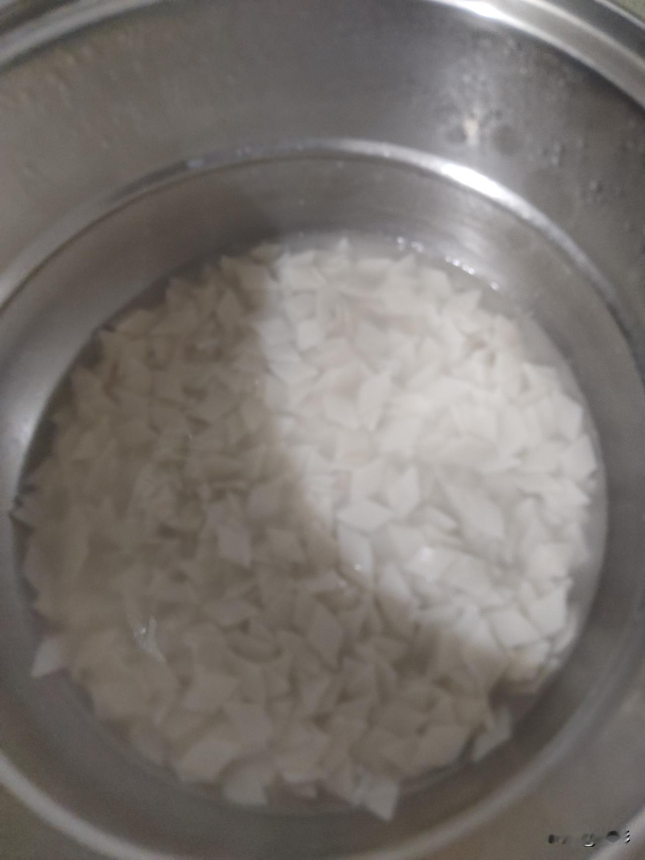 咋夜晚上，六点半的时候老婆没有回来，我只好用电饭锅随便煮了一些面琪！等了半小时，