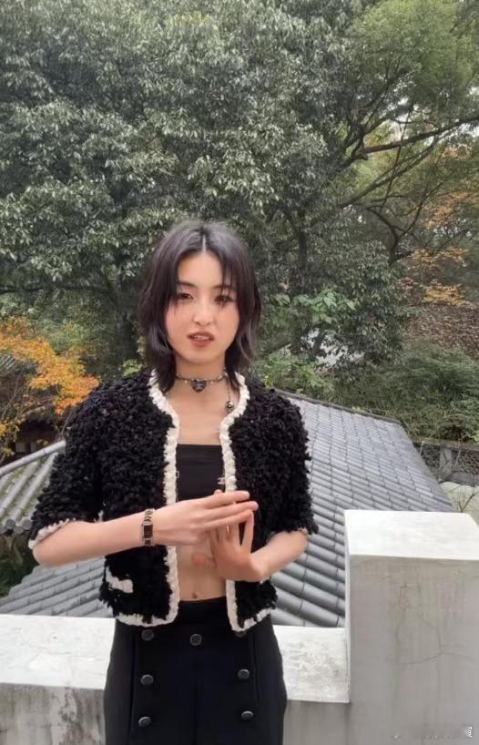 香奈儿在杭州  香奈儿杭州造型好美！妹妹一身look气质满分，隔着屏幕都感受到了