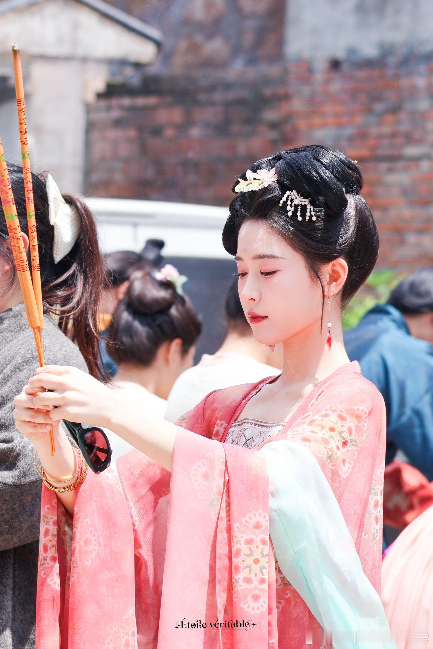 《许你更如意》翟一莹开机大吉！。向全世界安利翟一莹 开机 许你更如意！好美的妆造