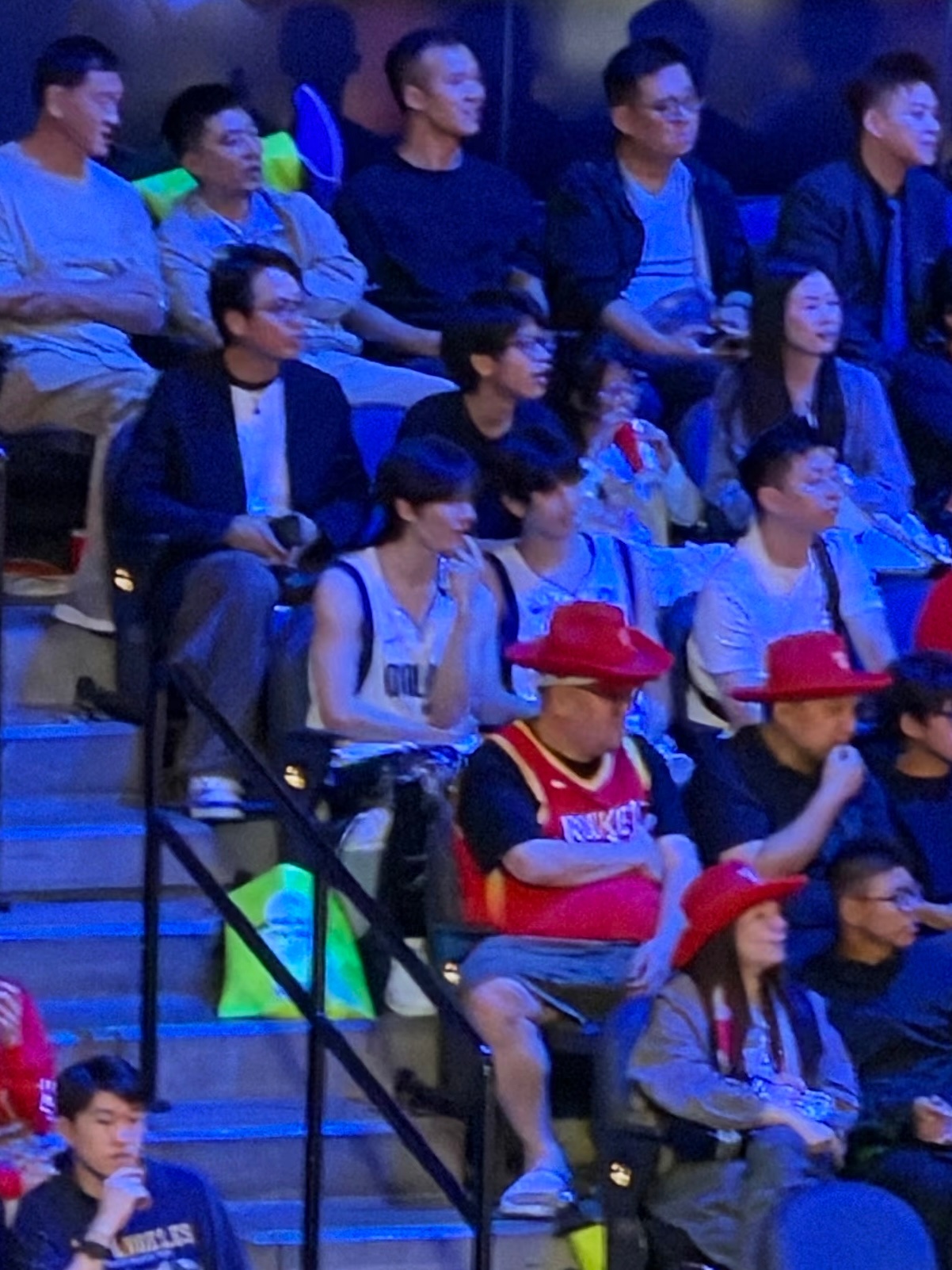 余宇涵张桂源还特意穿上了球衣哈哈哈哈余宇涵张桂源穿球衣看NBA余宇涵张桂源观赛N