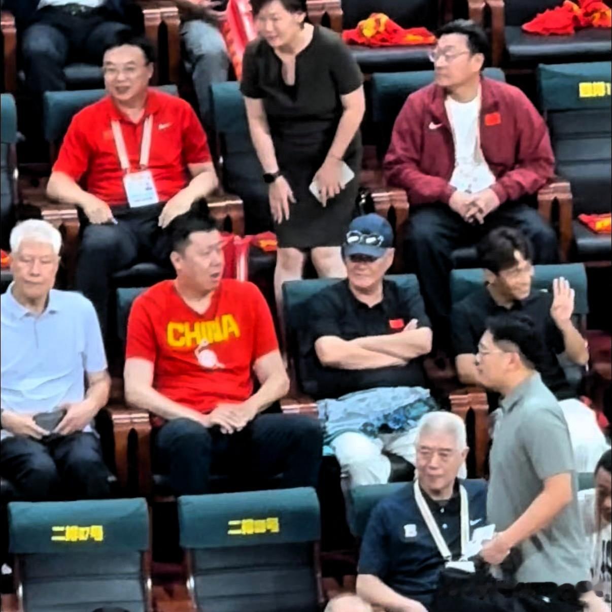 王治郅面露难色，男篮名宿蒋兴权如坐针毡，徐济成脸色苍白，男篮主场意外输球，杨鸣赛