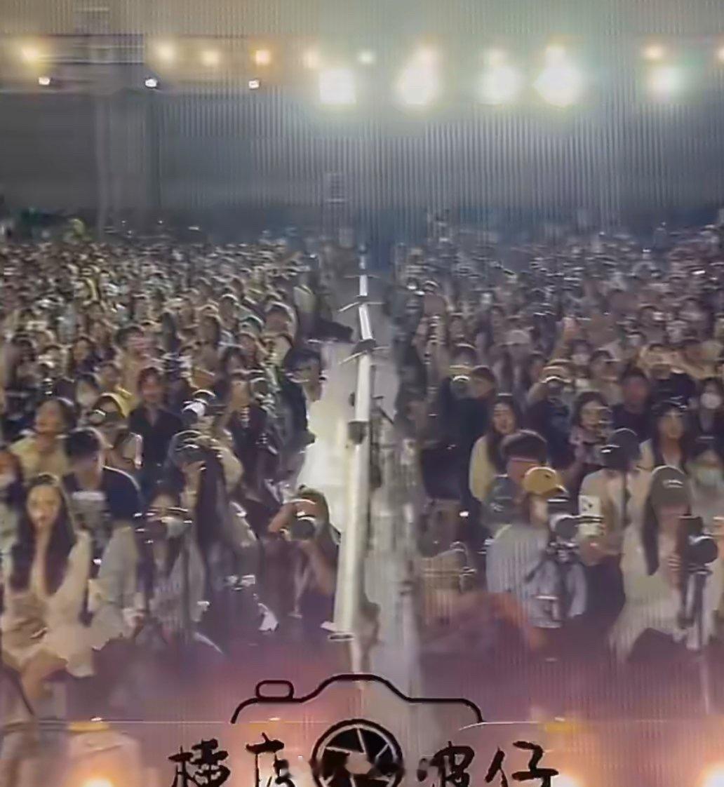 万花世界鞠婧祎万花世界开机，粉丝应援又把场地变见面会了，好明媚的小鞠