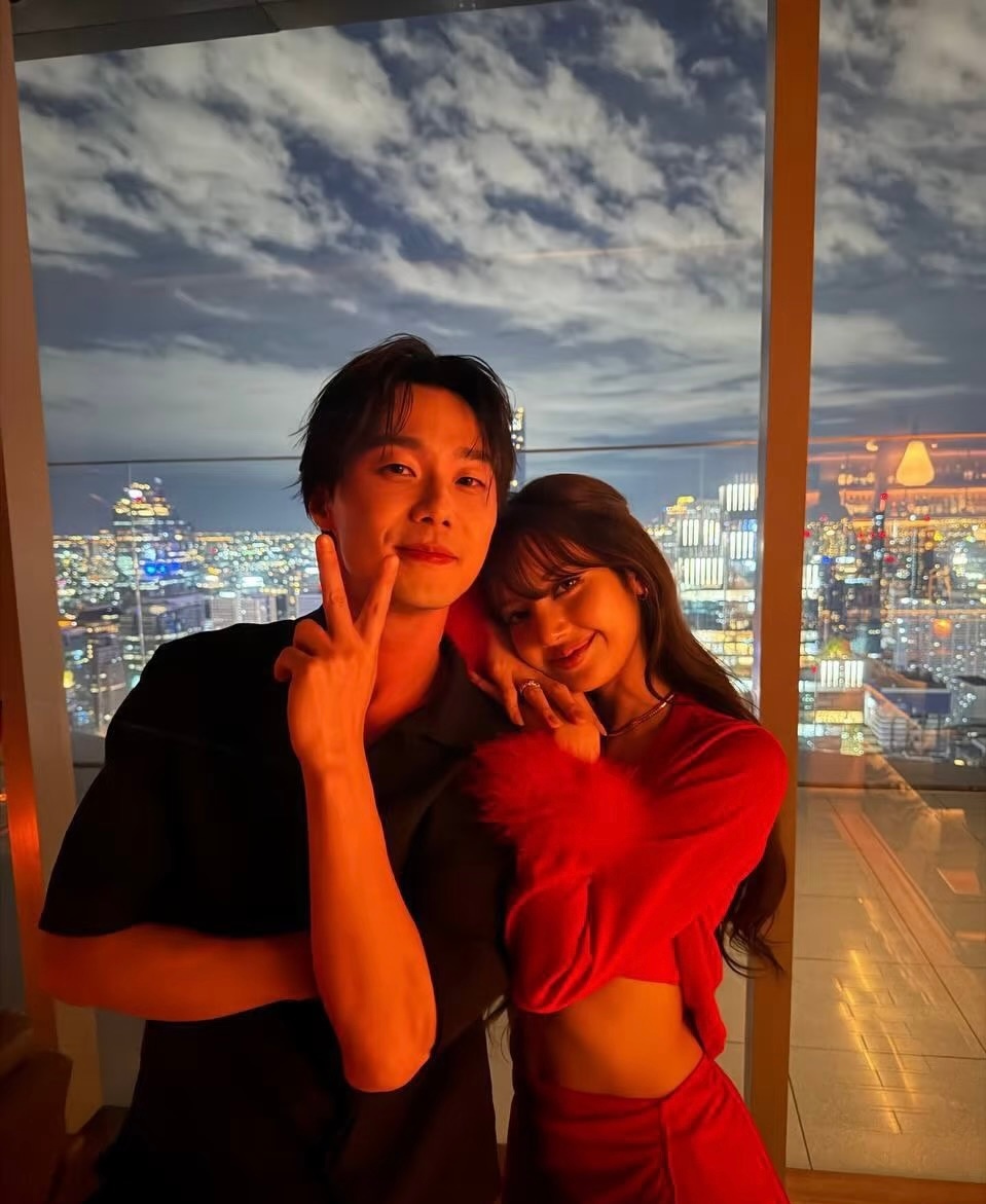 施柏宇爱Lisa多年，终于因为品牌活动美梦成真，Lisa还靠在他身上一起拍照，做