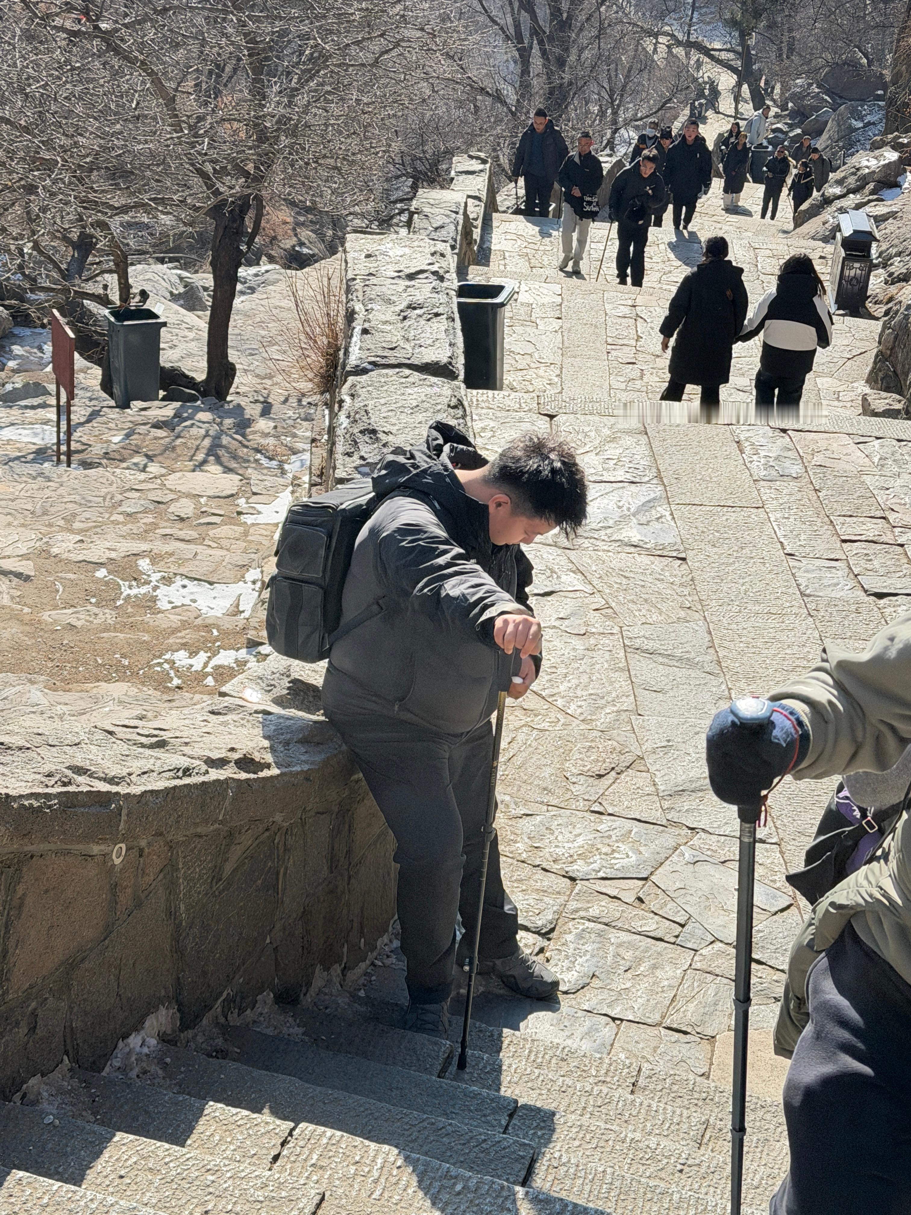 摄像已经趴窝了 我还嘎嘎有劲我找了俩大学生配爬，一男一女纯纯商务爬山 泰安·泰山