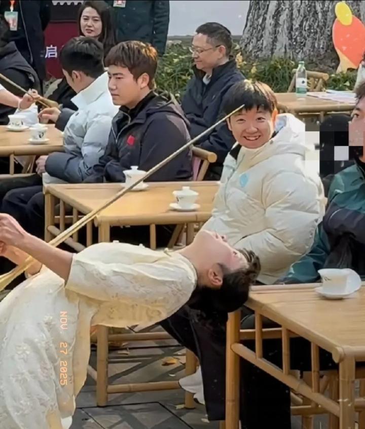 国乒名将孙颖莎现身成都武侯祠，沉浸式观赏女茶艺师长嘴壶茶艺表演。表演中，茶艺师技