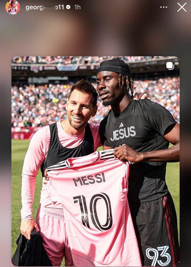 🤝迈阿密国际客场3比2科罗拉多急流赛后，乔治·米农古收到了梅西的球衣，他还把与