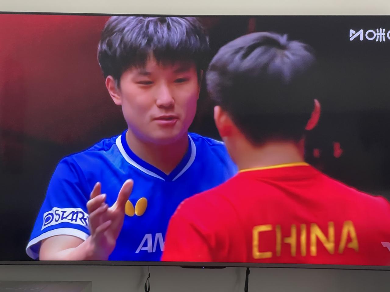 今天的半决赛张本智和赢球后表现的平和多了，先是谦逊的和林诗栋握手，才开开心心的跑