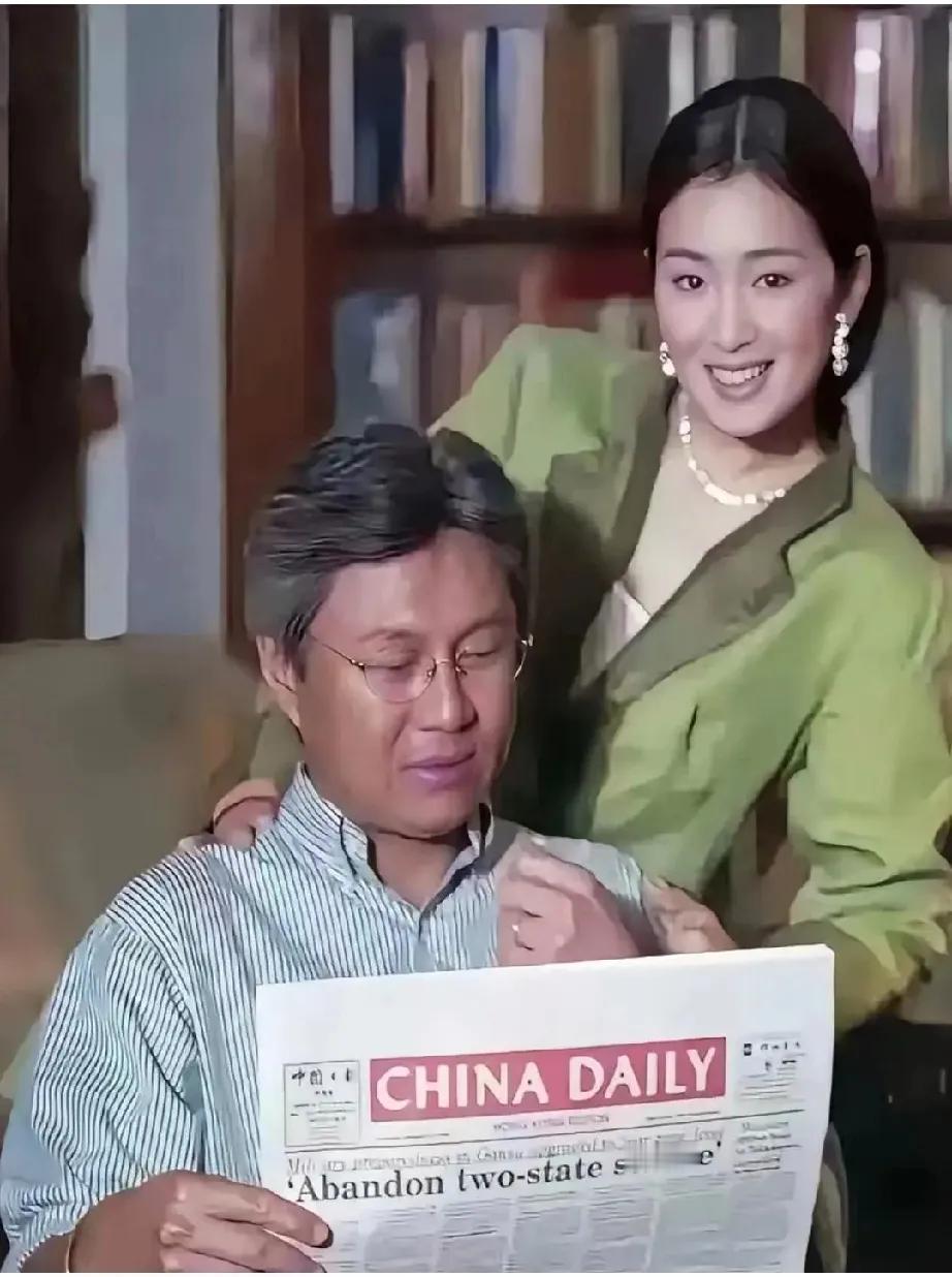 巩俐和第一任老公黄和祥，这是1999年结婚后在家中的照片，那时候，黄和祥任香港英