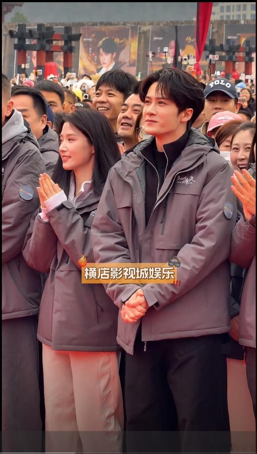 檀健次卢昱晓 身高差虽然檀健次不是很高但这俩人身高差的确是存在的呀这也能强行这样