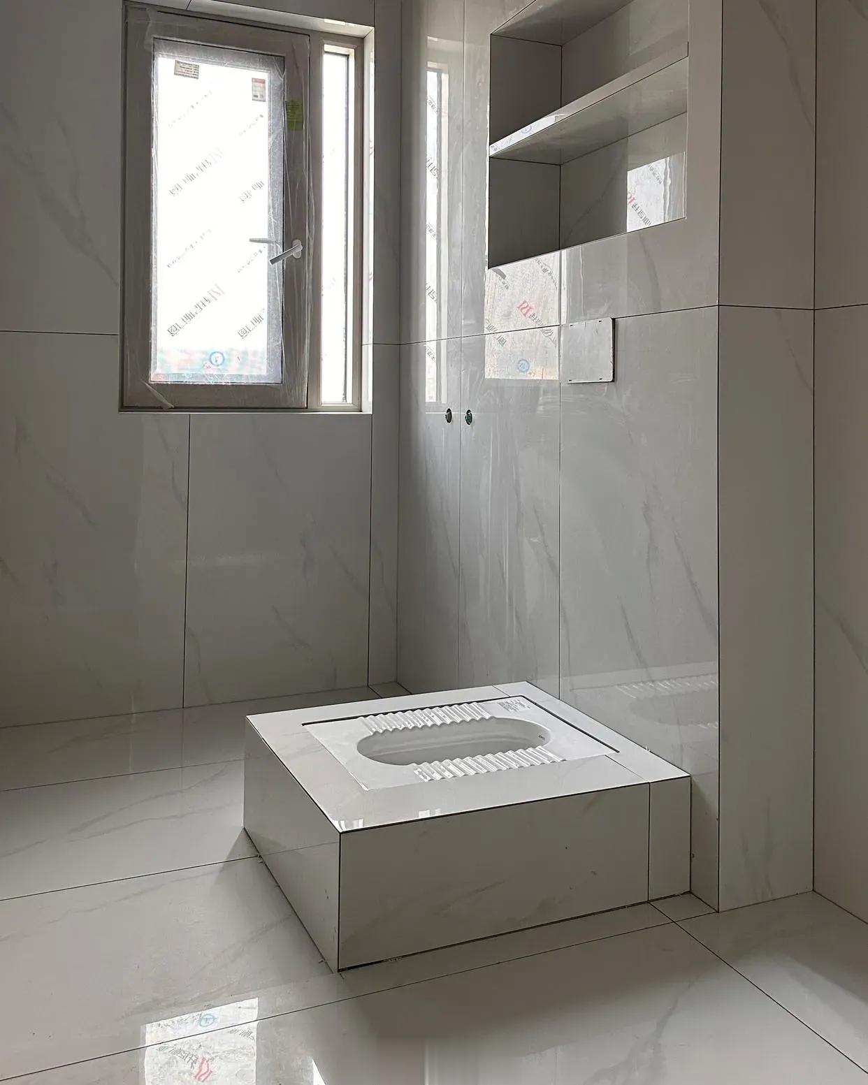 一个厕所，垫得就像个龙椅样。[并不简单] ​​​