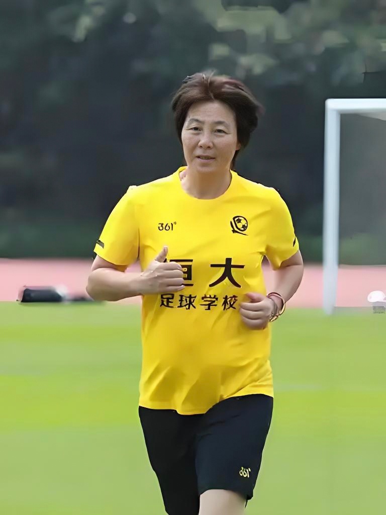 前女足队长高红道出心声：女足曾用力量为国人扬眉吐气，而中国女足进世界杯本就该是顺