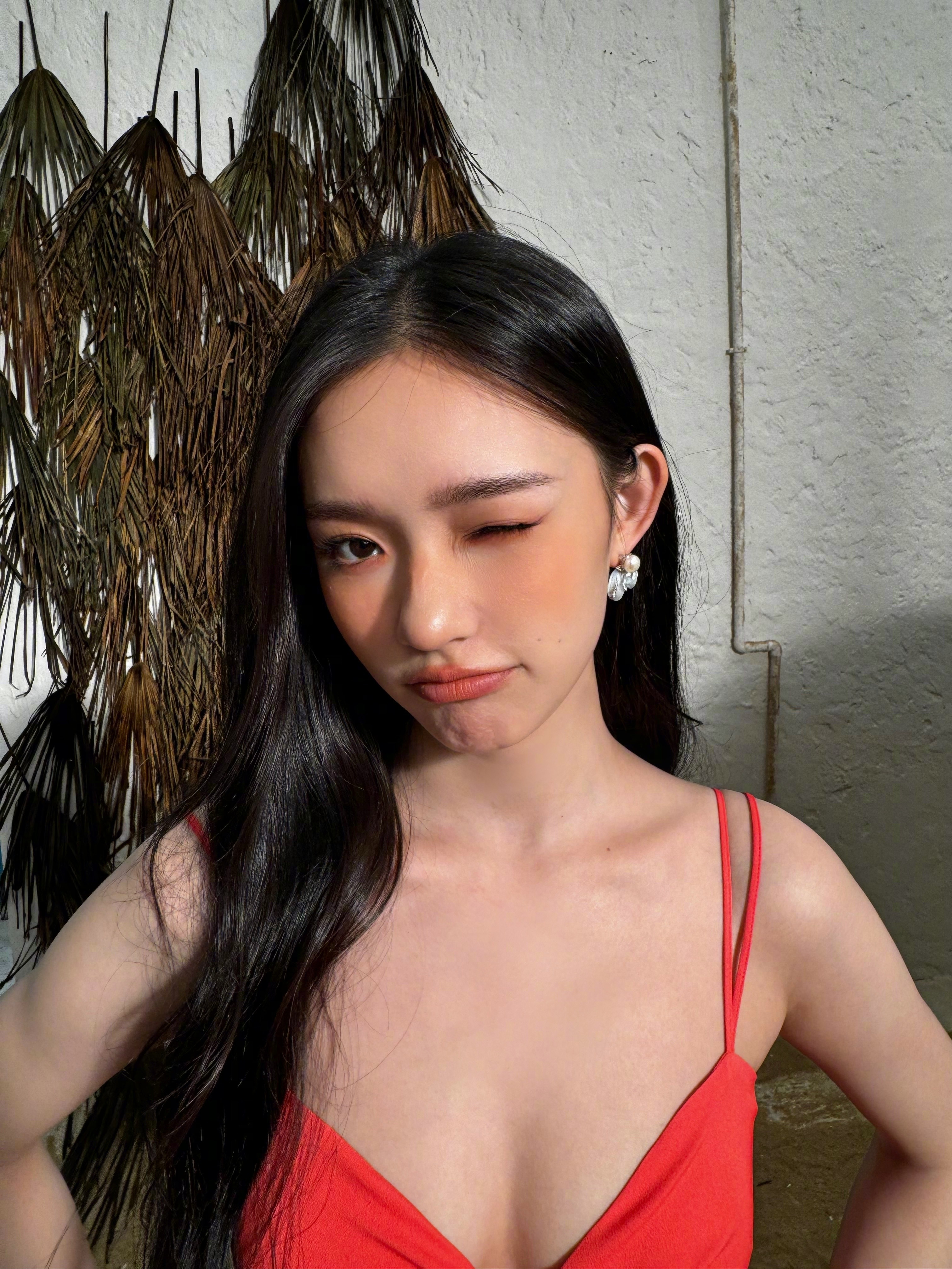 #林允落日微醺妆# 林允落日微醺妆好美，度假装备齐全，林允是去哪度假了吗？羡慕到