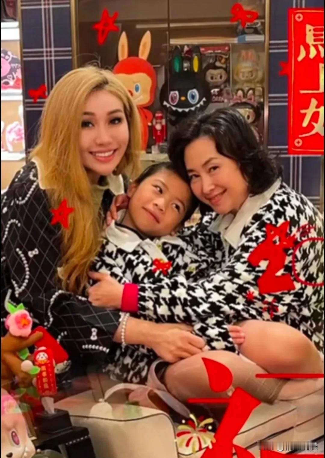 何超琼和赌王四房的何超盈母女聚会，姐妹的关系好亲密啊！
何超盈带着女儿辛阡觅给何