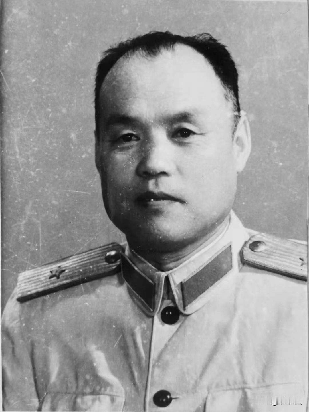 1935年，他被开除党籍，与廖承志一起戴着手铐走完长征，开国大典前，毛主席问他：