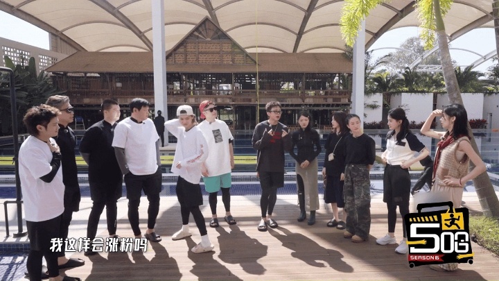 邓超化鹿晗仿妆问会涨粉吗哈哈哈哈哈 邓超早起化仿妆，想蹭鹿晗的流量。结果王勉一句