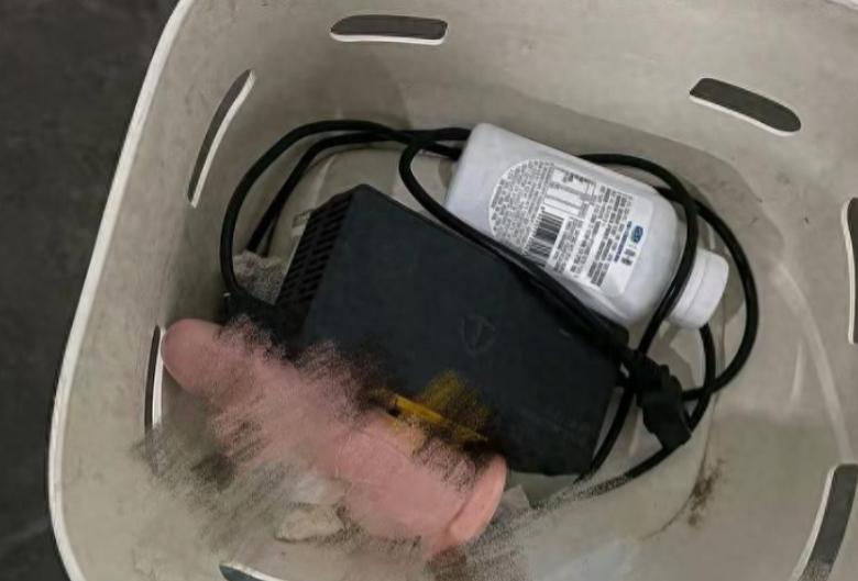 "太恶心了！"郑州女子下班准备骑车，车筐里突然多出一个粉色物品，看清后当场红了脸