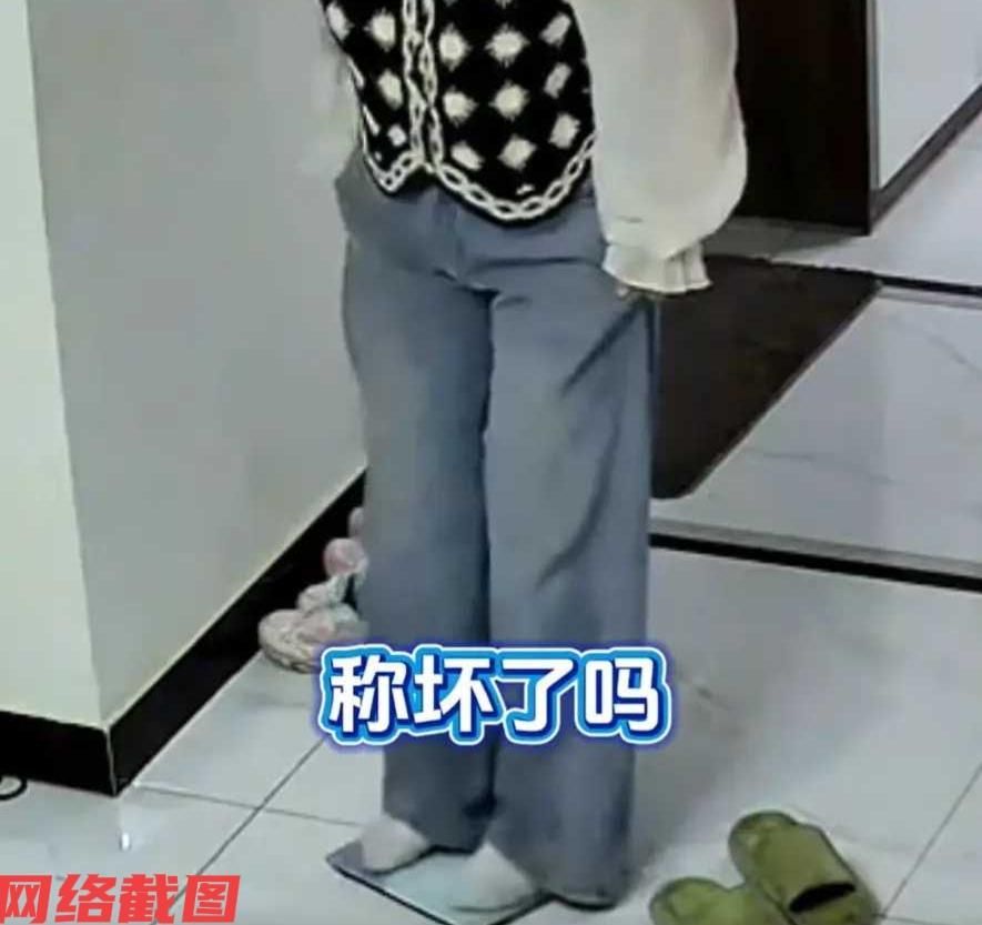 山东有位妈妈减肥失败后，心情异常的郁闷，这不把一旁走过的儿子也当了她的撒气筒。