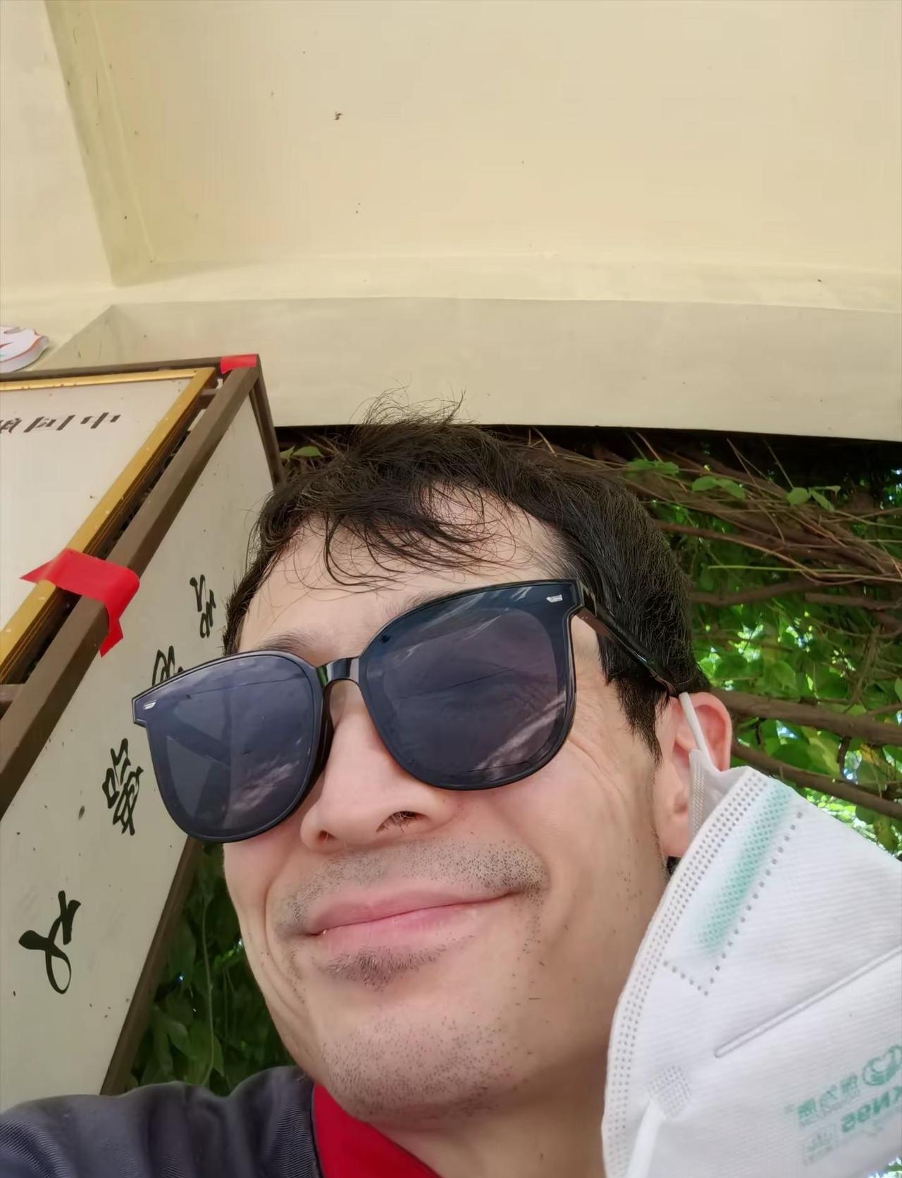 其实……我可以不戴口罩、不戴安全帽、不戴墨镜、不穿工作服，但你会发现穿便装不能放