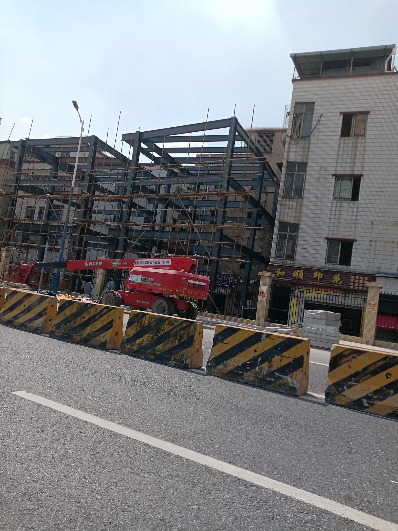 广州海珠区瑞康路瑞宝村北街路段，这栋钢结构的房子应该也是用当做商铺用的，大概有十