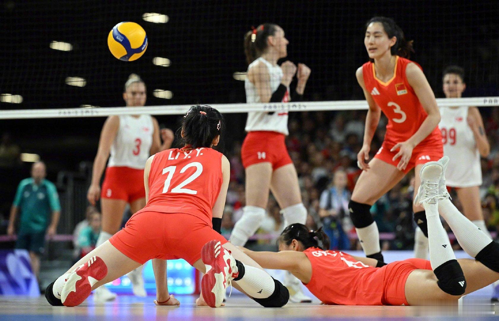 【#中国女排1-1土耳其女排# 】#2024巴黎奥运会# 女排1/4决赛激烈进行