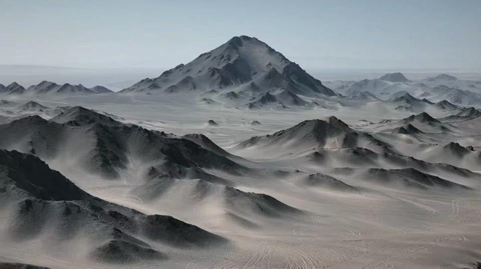 穿越无人之境，窥见水墨丹青，可以更安静地欣赏和感受黑独山的荒凉与壮美。

黑独山